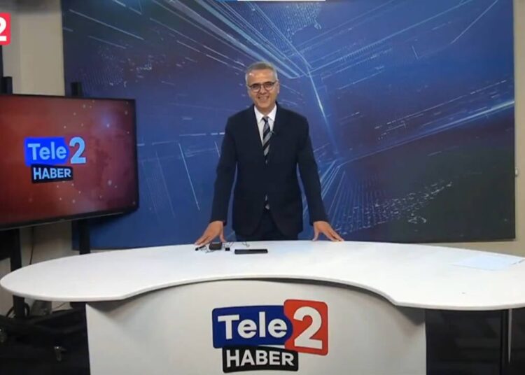 TELE 2 Haber, kayyımın yayına son verdiği saatte alkışlarla yayına başladı