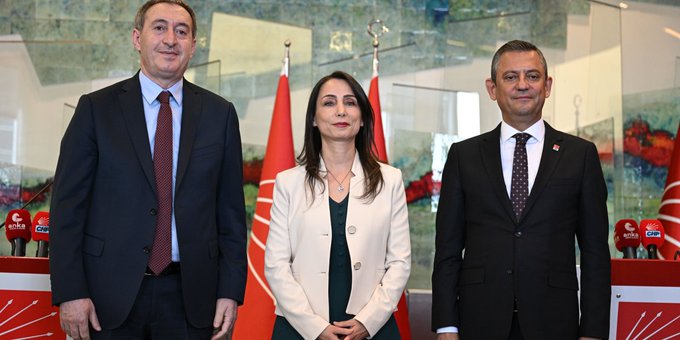 DEM Parti'den Özgür Özel'in 'Celladına âşık olmak' benzetmesine sert tepki: 'En hafif tabiriyle akıl tutulması' 1 DEM Parti’den Özgür Özel’in ‘Celladına âşık olmak’ benzetmesine sert tepki: ‘En hafif tabiriyle akıl tutulması’