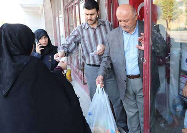 'Yardım' vaadiyle mülteci kadınlara cinsel istismar skandalı: İstenen ceza belli oldu 1 ‘Yardım’ vaadiyle mülteci kadınlara cinsel istismar skandalı: İstenen ceza belli oldu