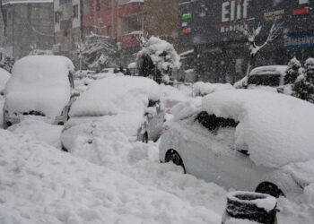 Kar yağışı eğitimi vurdu: Birçok ilde okullar tatil edildi