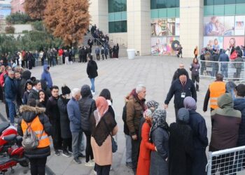 Soğuk havada 9 saat ucuz alışveriş için beklediler: Vatandaş kuyrukta