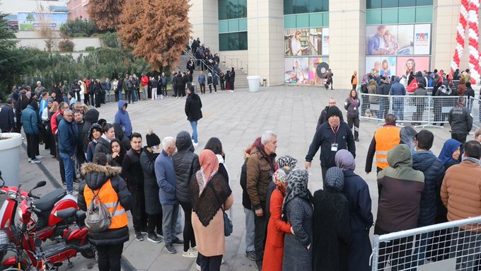 Soğuk havada 9 saat ucuz alışveriş için beklediler: Vatandaş kuyrukta 1 Soğuk havada 9 saat ucuz alışveriş için beklediler: Vatandaş kuyrukta
