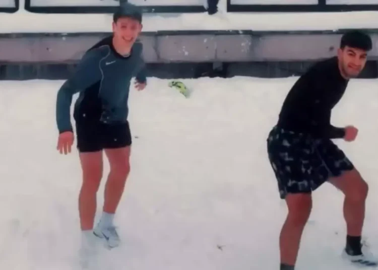 Arda Güler ve Yiğit Efe Demir, -4 derecede karda futbol oynadı 1 Arda Güler ve Yiğit Efe Demir, -4 derecede karda futbol oynadı