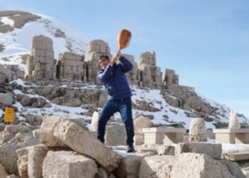 Nemrut Dağı’nda sazını parçalayan ünlü türkücüye soruşturma