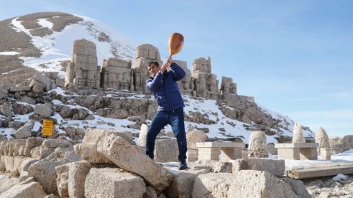 Nemrut Dağı’nda sazını parçalayan ünlü türkücüye soruşturma 1 Nemrut Dağı’nda sazını parçalayan ünlü türkücüye soruşturma