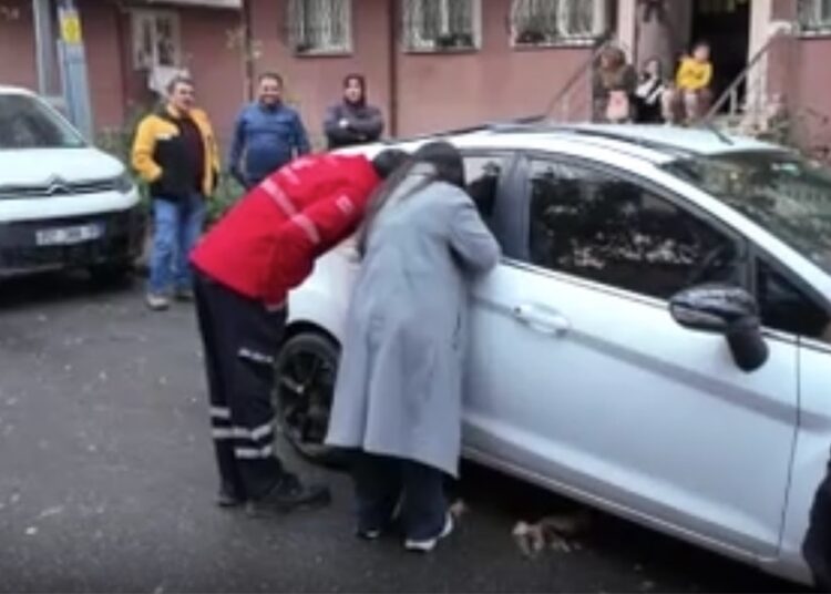 Bebeği arabada, anahtarları da kilitli evde unuttu