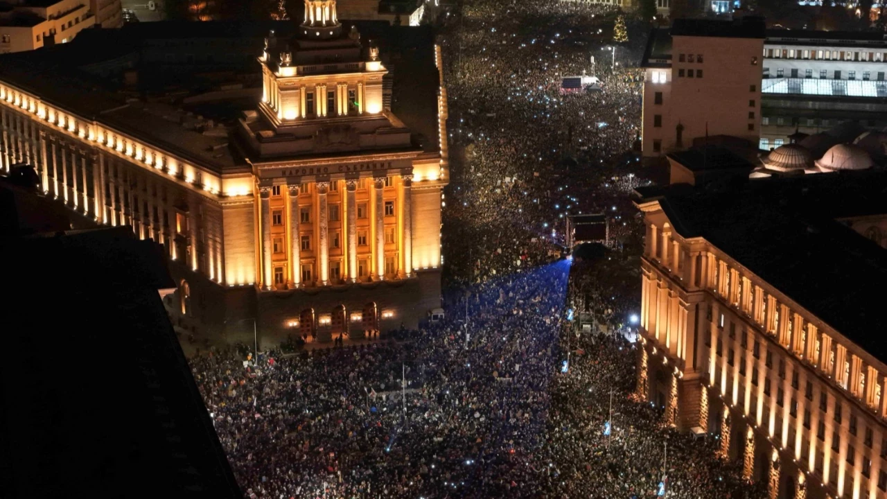 Suna Yaman yazdı I Bulgaristan'da protestonun gücü: Yolsuzlukla suçlanan başbakan istifa etti, hükümet çöktü 2 Suna Yaman yazdı I Bulgaristan'da protestonun gücü: Yolsuzlukla suçlanan başbakan istifa etti, hükümet çöktü