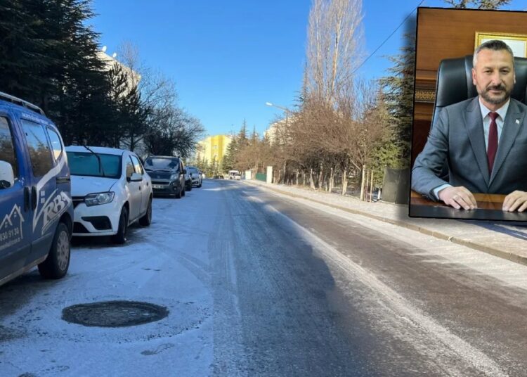 Buzlu yolda mahsur kalan belediye başkanı isyan etti