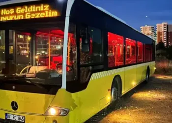 Eski halk otobüsünü satın aldı, mahalleliyi gezdiriyor