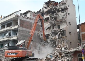 Balıkesir Sındırgı’da ağır hasarlı 18 bina daha yıkıldı