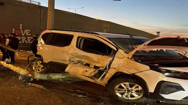 Cizre’de kontrolden çıkan vinç dehşet,: 6 araca çarptı, 7 kişi yaralandı 1 Cizre’de kontrolden çıkan vinç dehşet,: 6 araca çarptı, 7 kişi yaralandı