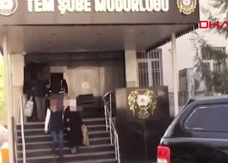 İki haftalık FETÖ operasyonlarında 121 şüpheli yakalandı, 58'i tutuklandı 1 İki haftalık FETÖ operasyonlarında 121 şüpheli yakalandı, 58’i tutuklandı