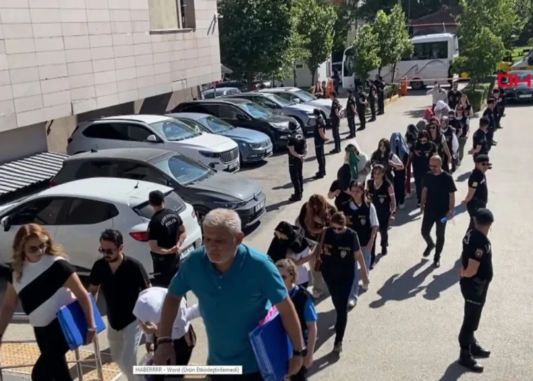 Ankara'da fuhuş operasyonu: 60 kişi tutuklandı 1 Ankara’da fuhuş operasyonu: 60 kişi tutuklandı