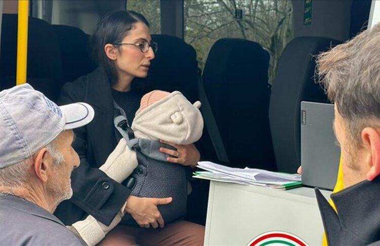 Hakim kucağında bebeğiyle keşfe çıktı 1 Hakim kucağında bebeğiyle keşfe çıktı