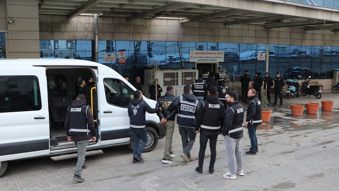 Uyuşturucu tahlil sonuçlarını para karşılığı değiştiren 19 kişi tutuklandı 1 Uyuşturucu tahlil sonuçlarını para karşılığı değiştiren 19 kişi tutuklandı