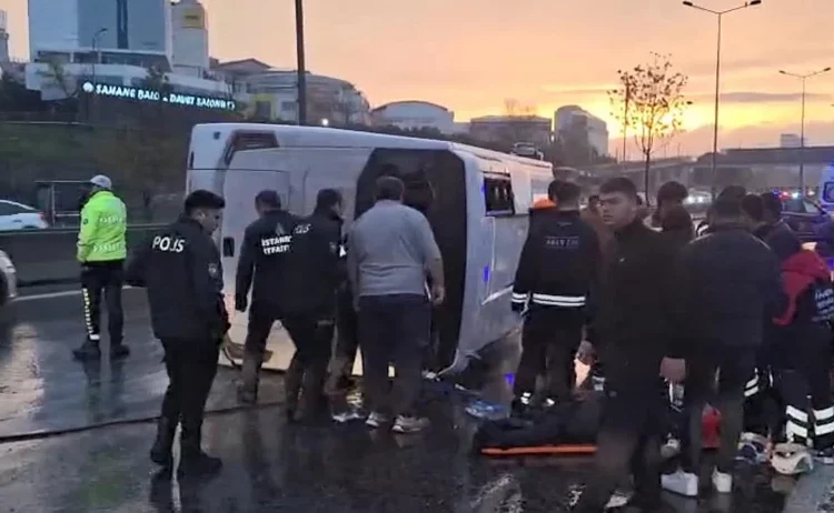 İstanbul'da sağanak sonrası trafik kazası: Servis minibüsü devrildi 1 İstanbul’da sağanak sonrası trafik kazası: Servis minibüsü devrildi