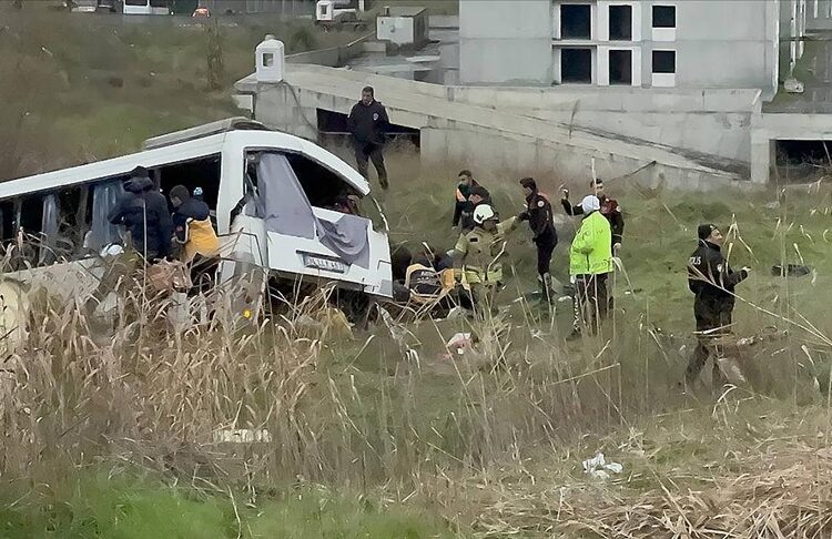 Esenyurt’ta minibüs şarampole yuvarlandı: 5 kişi hayatını kaybetti