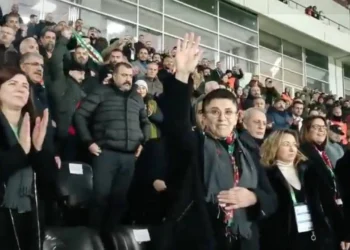 Bursa’da kendisine küfür edilen Leyla Zana, Diyarbakır’da tezahüratla karşılandı