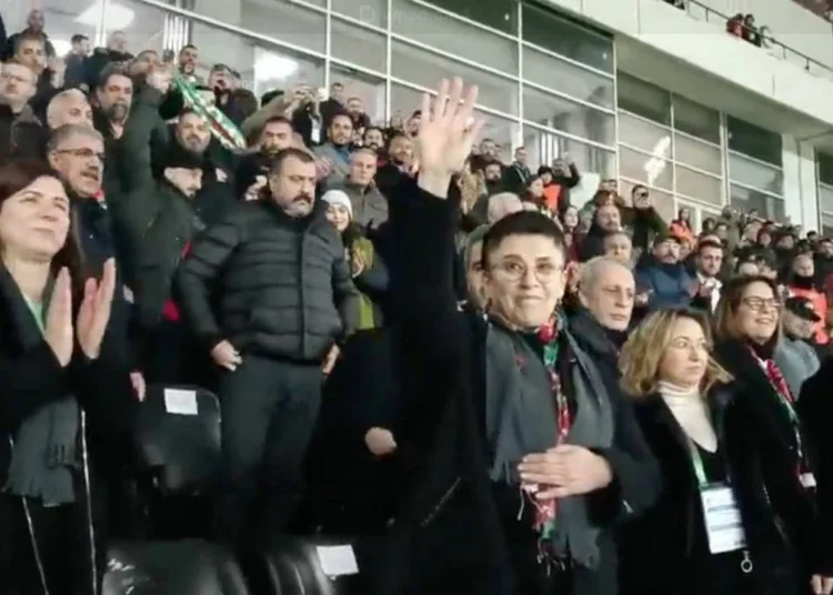 Bursa’da kendisine küfür edilen Leyla Zana, Diyarbakır’da tezahüratla karşılandı