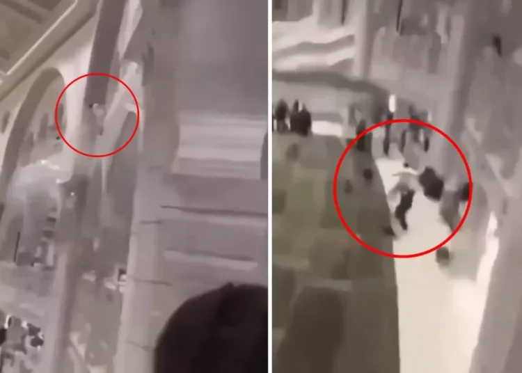 Mescid-i Haram'da korkunç olay: İntihar eden şahsı havada yakalamaya çalıştı 1 Mescid-i Haram’da korkunç olay: İntihar eden şahsı havada yakalamaya çalıştı
