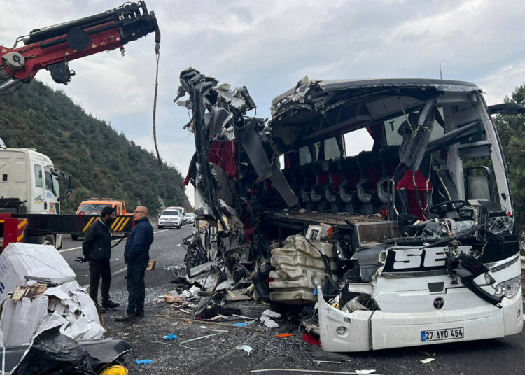 Osmaniye'de yolcu otobüsü TIR'a çarptı: 7 can kaybı 1 Osmaniye’de yolcu otobüsü TIR’a çarptı: 7 can kaybı