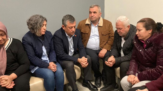 Özgür Özel'den Durbay ailesine taziye ziyareti: Bir daha böyle acı yaşanacaksa benim canımı alsın! 1 Özgür Özel’den Durbay ailesine taziye ziyareti: Bir daha böyle acı yaşanacaksa benim canımı alsın!