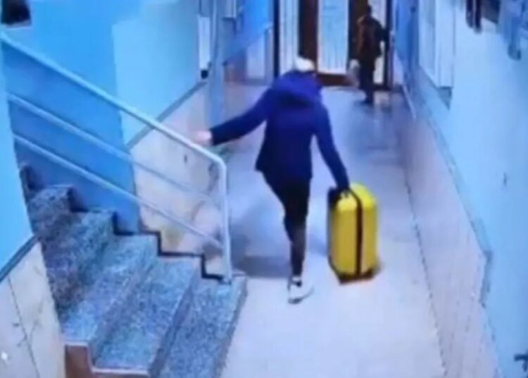 Güllü'nün kızının yakalandığı anlar kameraya yansıdı 1 Güllü’nün kızının yakalandığı anlar kameraya yansıdı