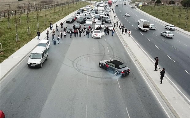 Trafikte yol kesenler 5 yıla kadar hapisle yargılanacak 1 Trafikte yol kesenler 5 yıla kadar hapisle yargılanacak