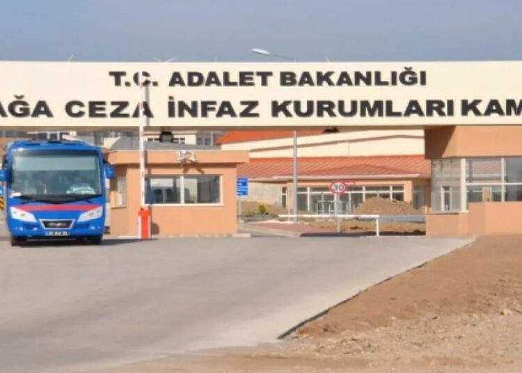 Hükümlü 2 infaz koruma memurunu yaraladı