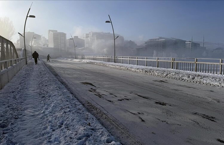Türkiye'yi donduran soğukta rekor Ardahan'dan geldi 1 Türkiye’yi donduran soğukta rekor Ardahan’dan geldi