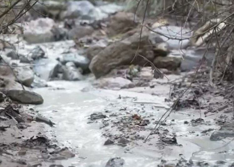 Atık barajı çöktü, kimyasal sular dereye karıştı