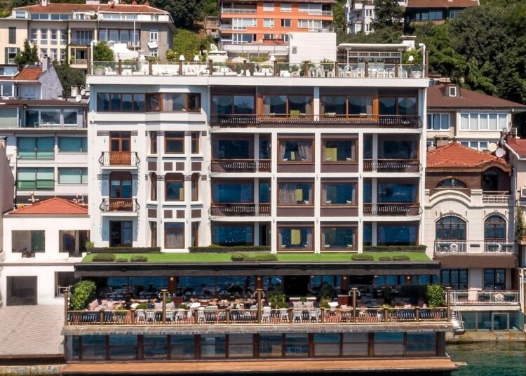 Bebek Otel’deki kaçak bölümlerin yıkımına başlandı