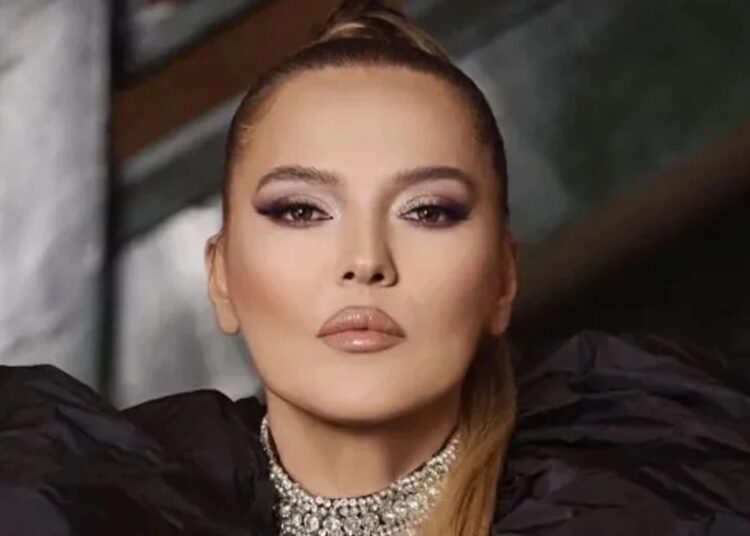 Demet Akalın'dan yeşil pasaport isyanı: Biz neden alamıyoruz? 1 Demet Akalın’dan yeşil pasaport isyanı: Biz neden alamıyoruz?
