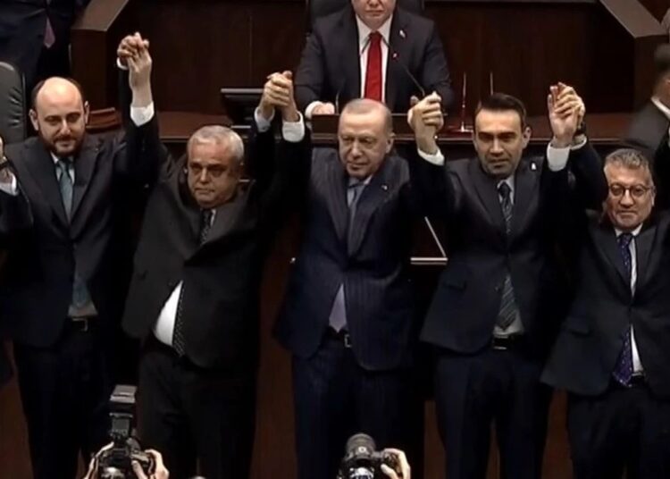 AK Parti’ye katılan 3 vekile rozetlerini Erdoğan taktı