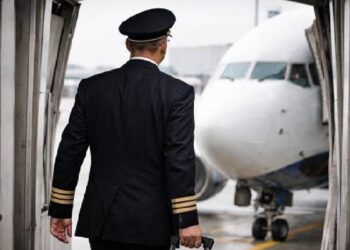 Eski uçuş görevlisi ücretsiz uçuşun yolunu buldu 