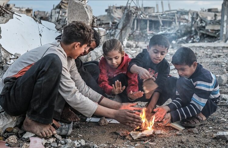 Gazze’de soğuktan 18’i çocuk 21 kişi hayatını kaybetti 1 Gazze’de soğuktan 18’i çocuk 21 kişi hayatını kaybetti