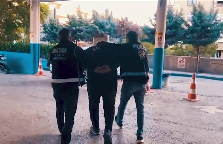 ByLock kullanan 3 kişi hakkında gözaltı kararı 1 FETÖ’ye yönelik operasyonlarda 81 şüpheli yakalandı