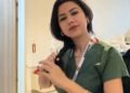 ‘Saç örme’ eylemine katılan hemşire meslekten atılmış 53 Saçını ördüğü için gözaltına alınan hemşire serbest