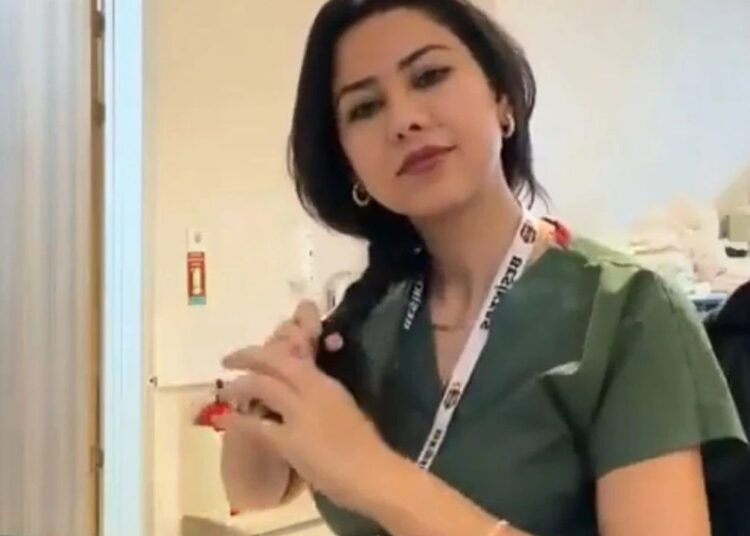 Saçını ördüğü için gözaltına alınan hemşire serbest