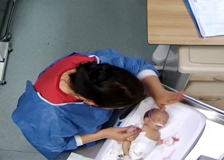 Hemşirenin darp ettiği 5 günlük bebek engelli hale geldi