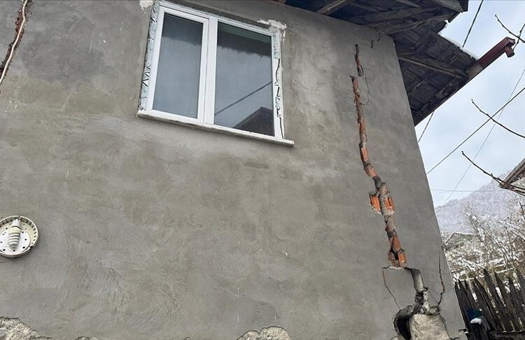 Heyelan nedeniyle 15 evde çatlaklar oluştu 1 Heyelan nedeniyle 15 evde çatlaklar oluştu