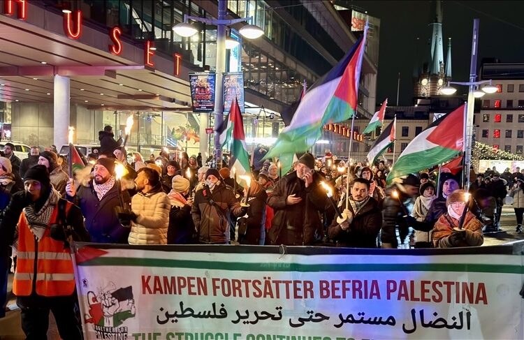 Yılbaşı kutlamasını iptal edip Filistin'e destek gösterisi düzenlediler 1 Yılbaşı kutlamasını iptal edip Filistin’e destek gösterisi düzenlediler