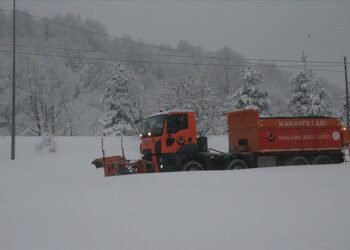 Yola çıkacaklar dikkat! Bolu Dağı geçişinde kar etkili oluyor