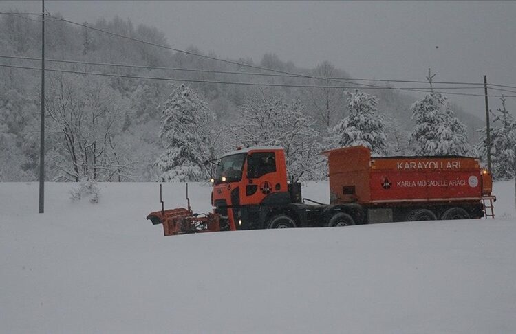 Yola çıkacaklar dikkat! Bolu Dağı geçişinde kar etkili oluyor