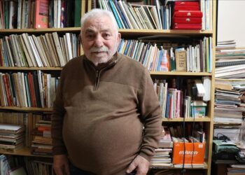 61 yıldır biriktirdiği kitapları isteyenlere hediye ediyor