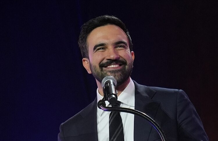 Yemin eden Zohran Mamdani göreve başladı 1 Yemin eden Zohran Mamdani göreve başladı