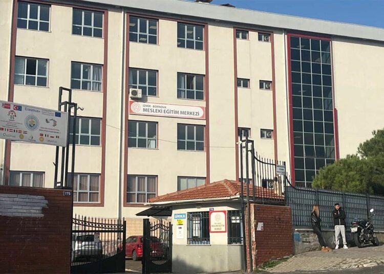 Öğretmen, kız öğrencileri evine götürüp temizlik yaptırmış