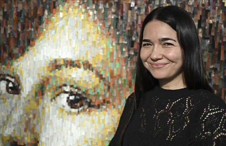 Unutulan valizlerden büyük bir portre yapacak