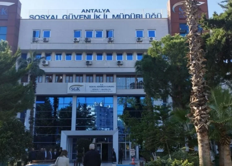 Antalya'da eski SGK müdürü ve iki başmüfettişe rüşvet davası 1 Antalya’da eski SGK müdürü ve iki başmüfettişe rüşvet davası