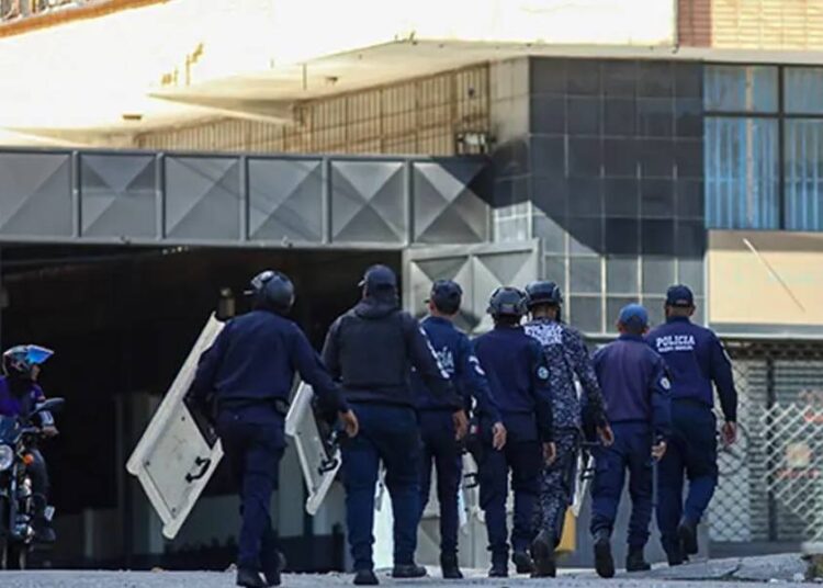 Venezuela’da yeni yönetim siyasi tutukluları serbest bırakmaya başladı